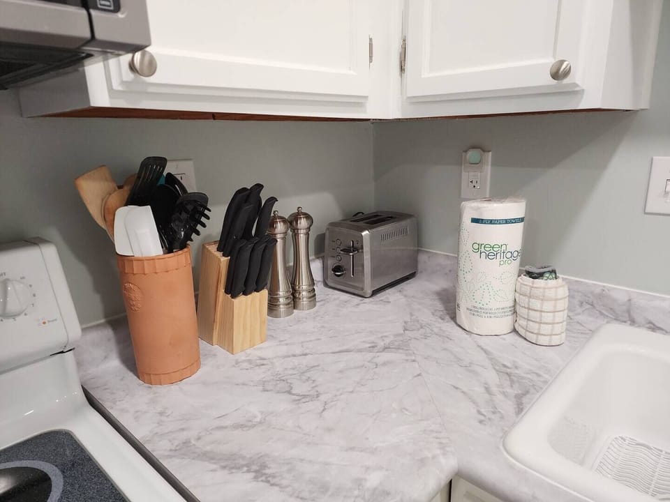 Kitchen amenities