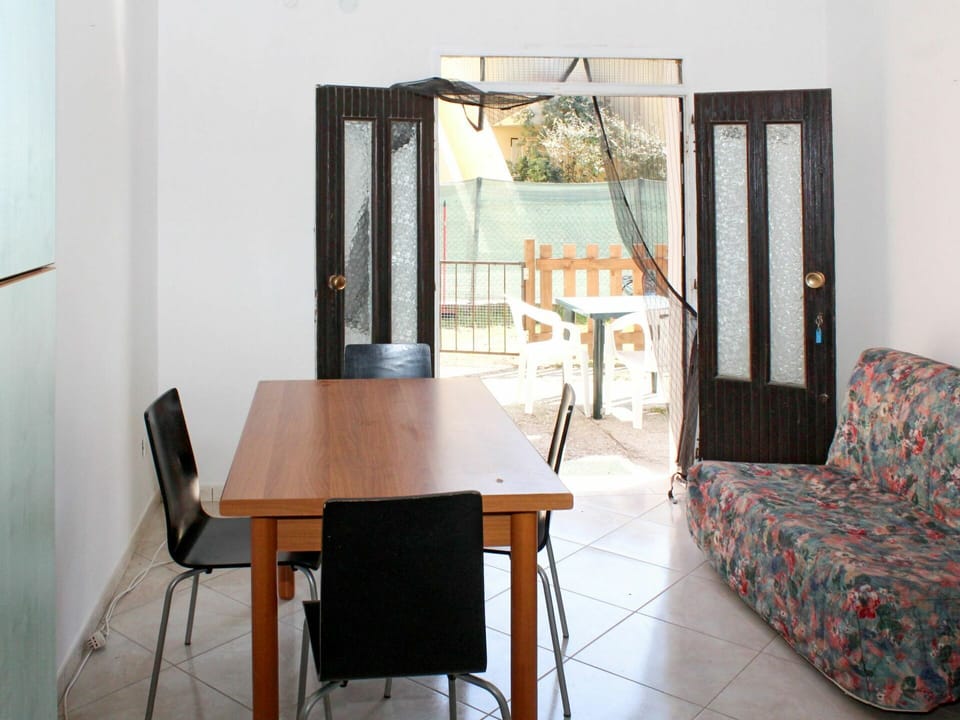 Table, Furniture, Interior Design, Wood, Architecture, Floor, Chair, Building, Wall, Real Estate