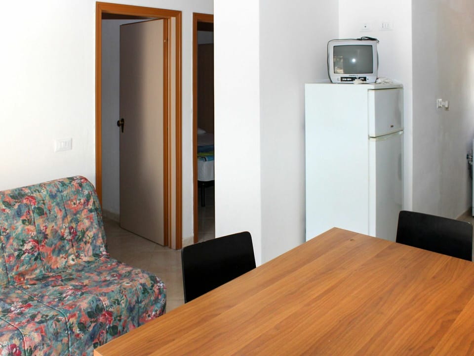 Furniture, Table, Building, Wood, Comfort, Interior Design, Flooring, Floor, Hardwood