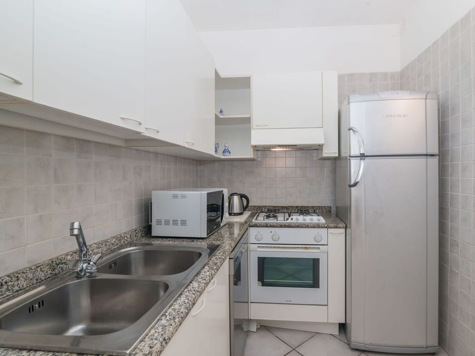 Car, Wheel, Building, Sky, Vehicle, Window, Motor Vehicle