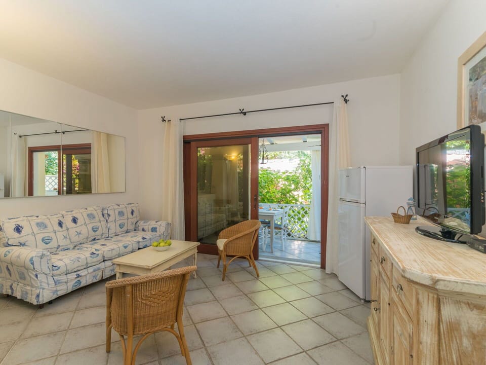 Car, Wheel, Building, Sky, Vehicle, Window, Motor Vehicle