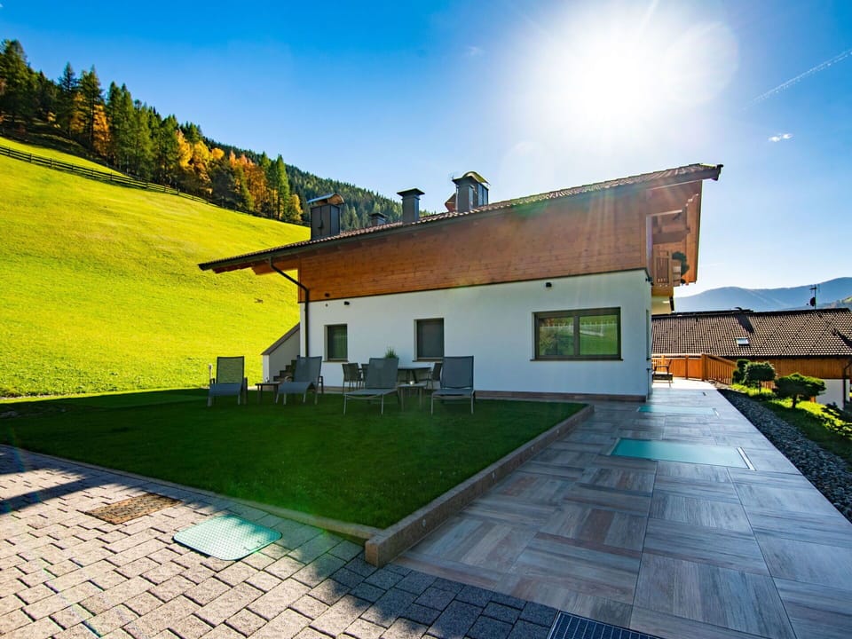 Plant, Sky, Building, Daytime, Property, Window, Nature, Green, House, Grass