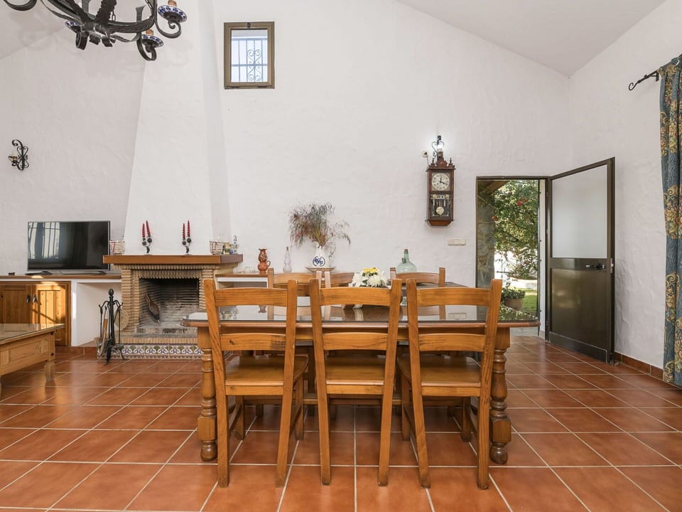 Table, Property, Furniture, Picture Frame, Wood, Chair, Interior Design, Floor, Building, Flooring