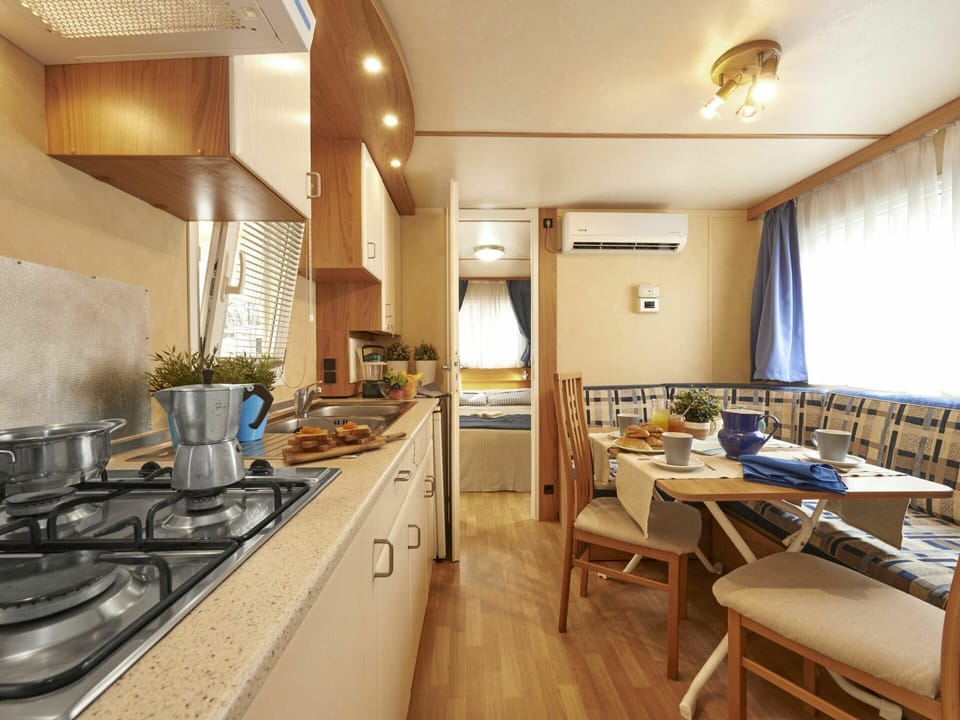 Furniture, Table, Property, Countertop, Gas Stove, Wood, Building, Interior Design, Kitchen, Architecture