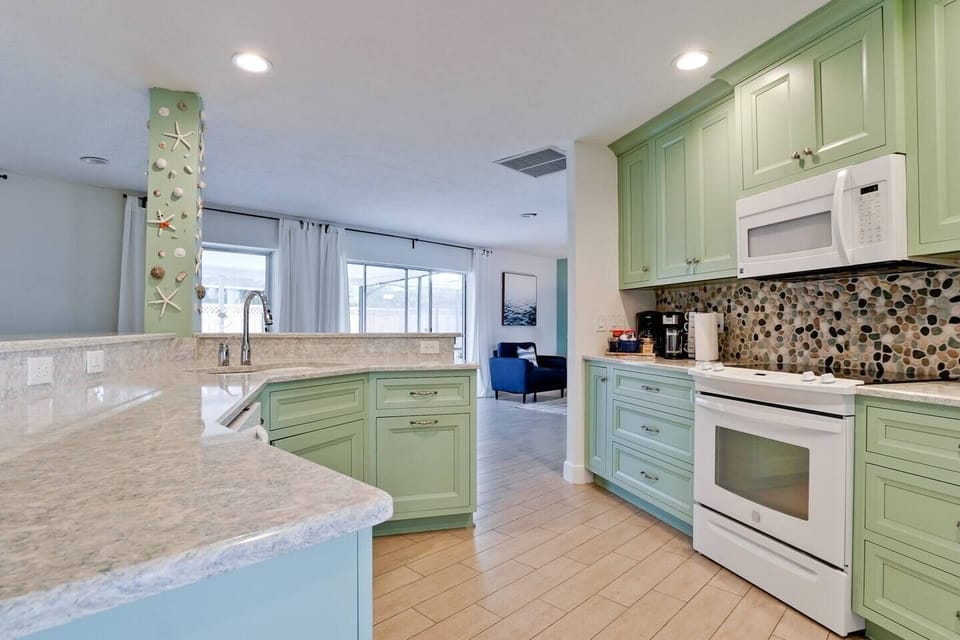 Spacious and cool to the eye kitchen decor!
