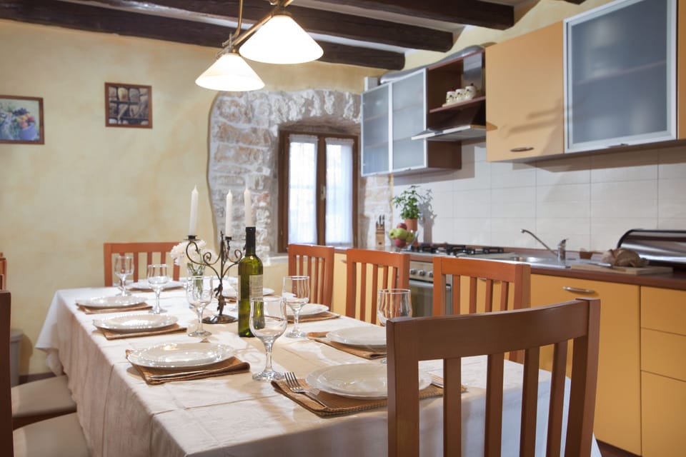 Dining area and fully equipped kitchen