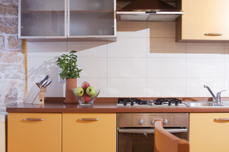 Dining area and fully equipped kitchen