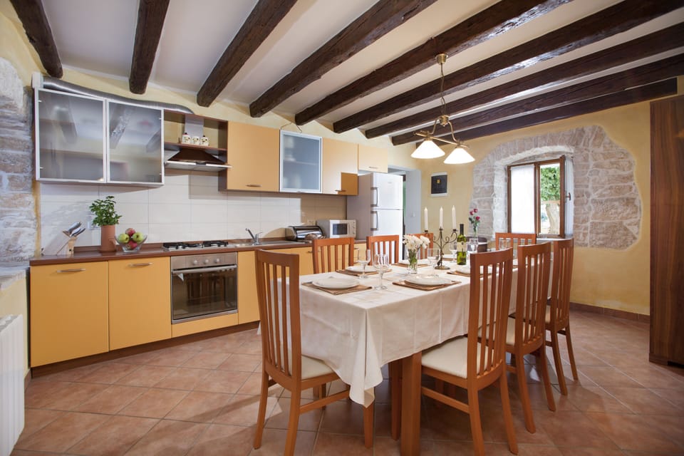 Dining area and fully equipped kitchen