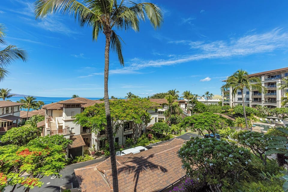 Lanai views of the ocean on the horizon