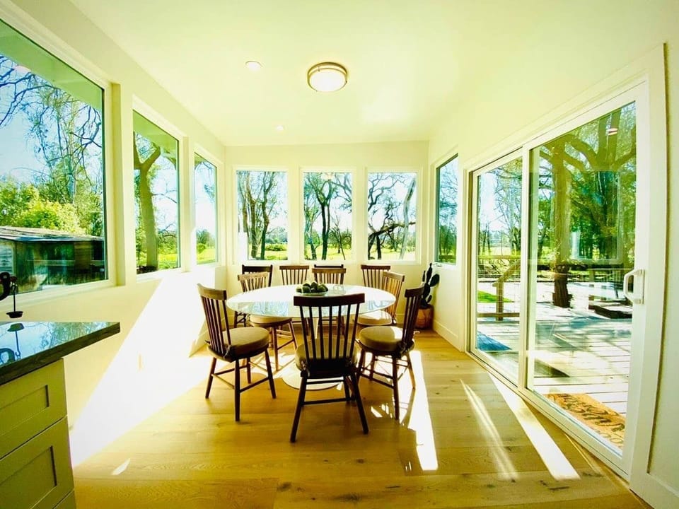 Fabulous breakfast nook area for 8  views to garden oaks and vineyards