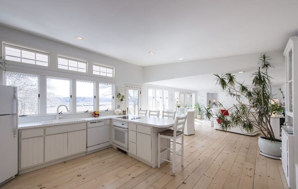 Immaculate and beautiful kitchen fully equipped. 