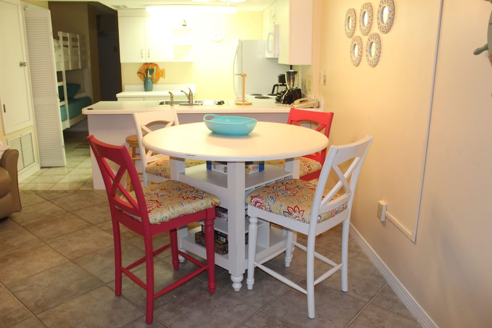 Seating for 4 at the table, and 3 additional bar stools.
