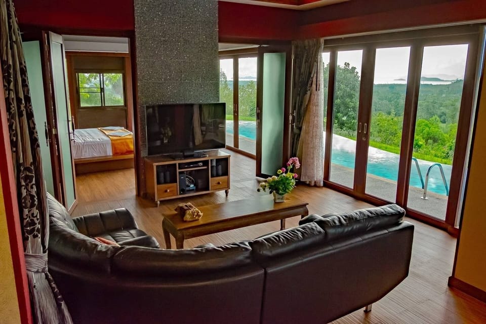 Spacious pool side living room, with cable TV. Your dream relaxation.