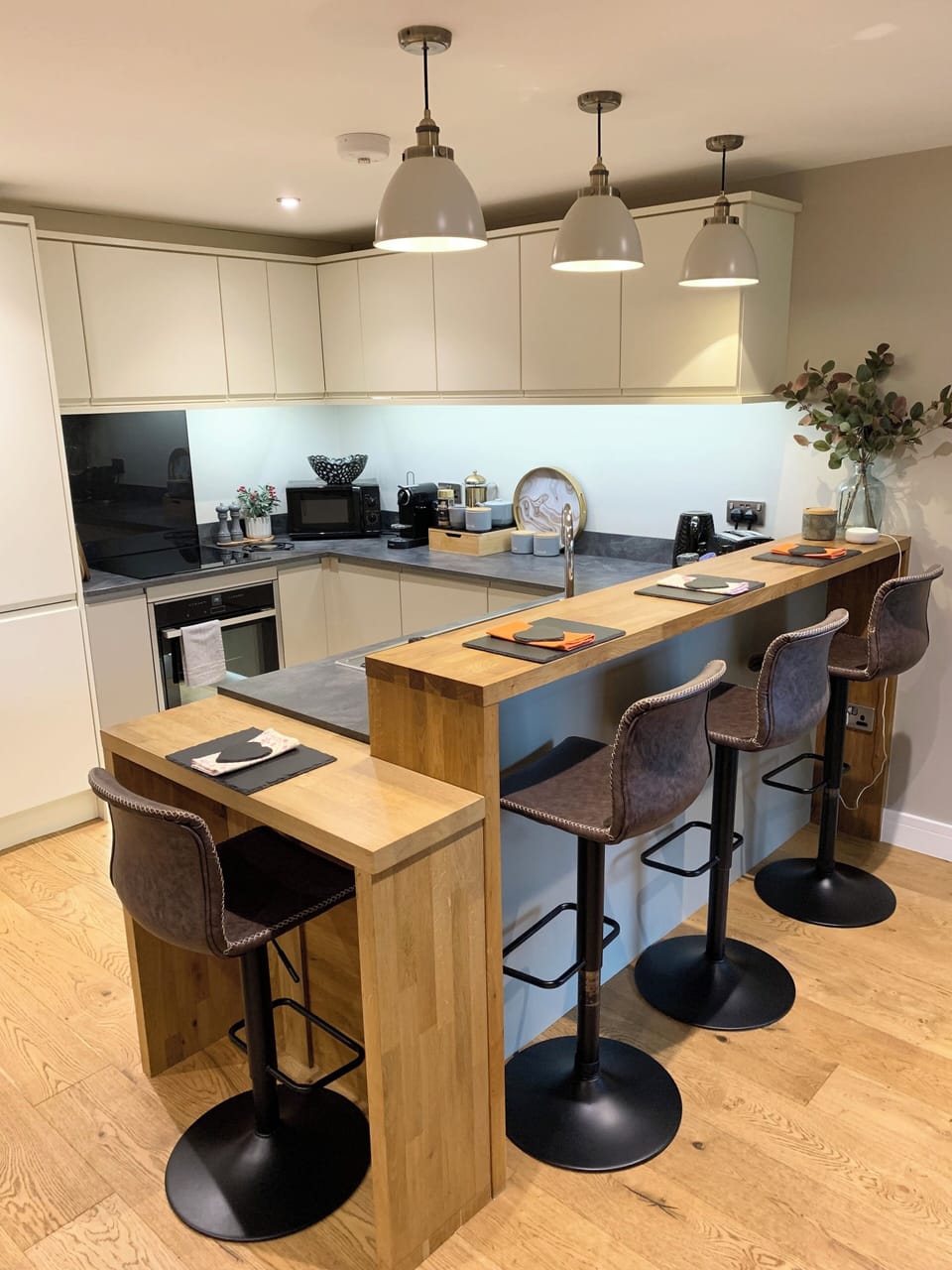 Modern Kitchen & Breakfast Bar