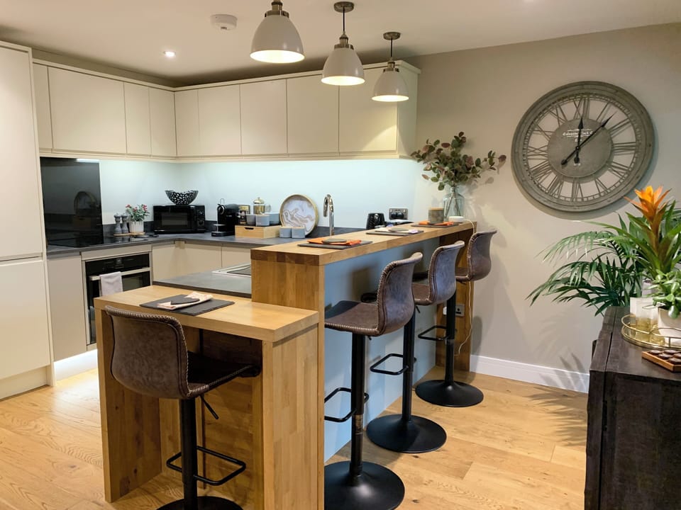 Contemporary Kitchen with Integrated Appliances and Breakfast Bar