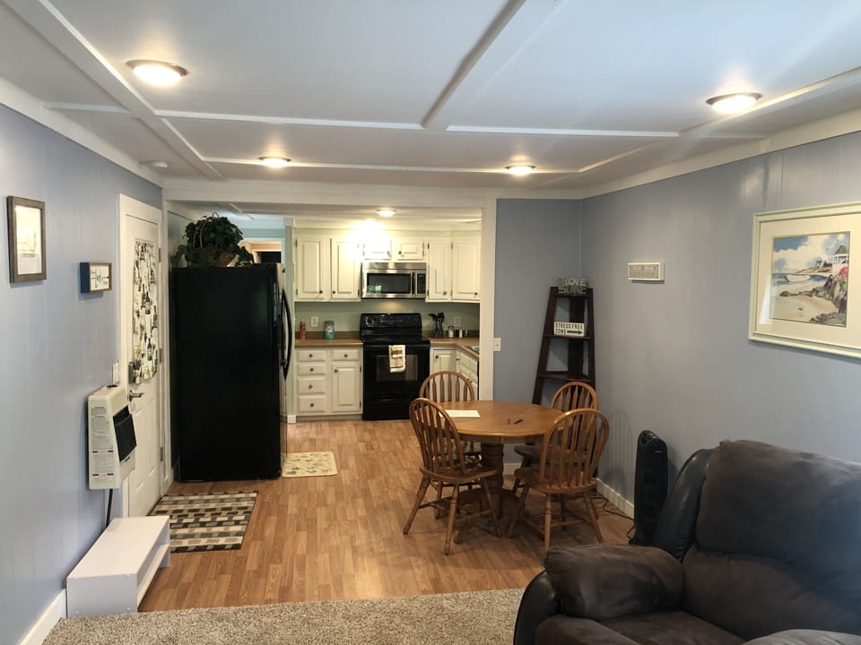 Clean, bright and comfy, plenty of space and well stocked kitchen. 