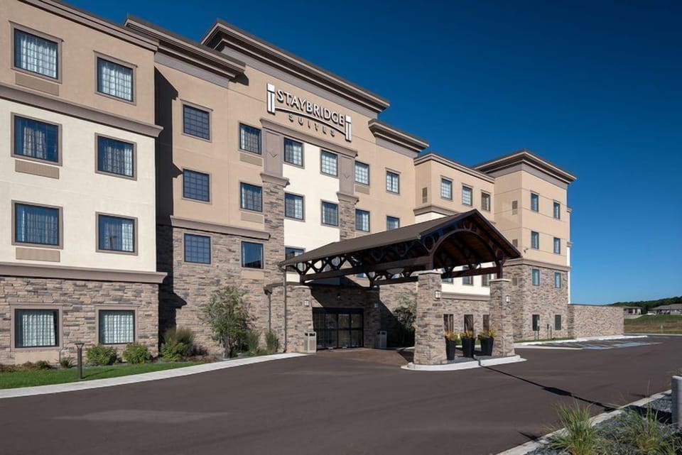 Hotel Entrance Staybridge Suites Eau Claire-Altoona
