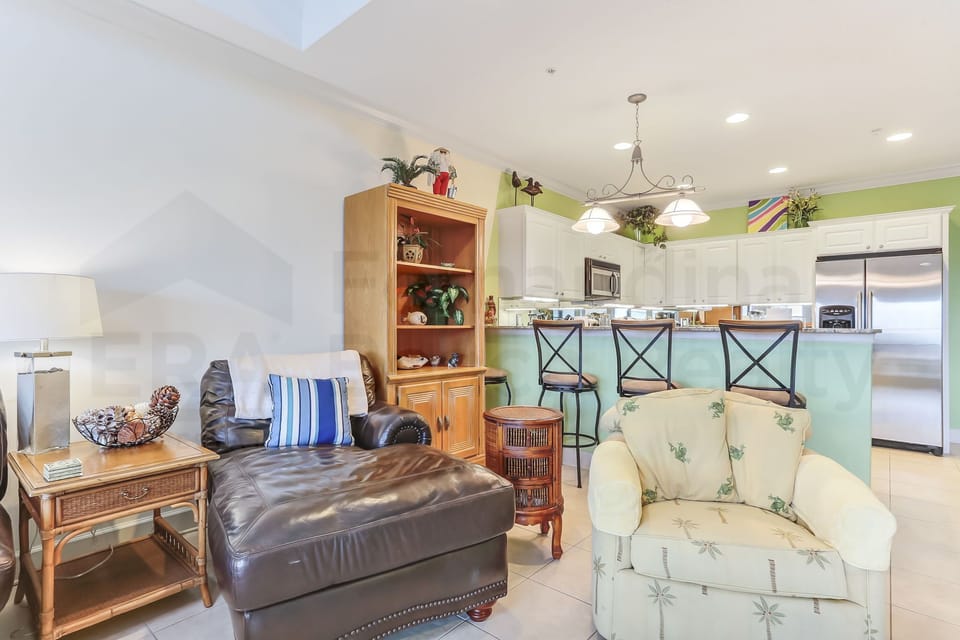 Living Area/Breakfast Bar