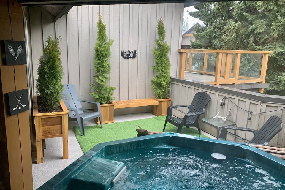 Your own Beautiful , private HOT TUB and retreat on top deck