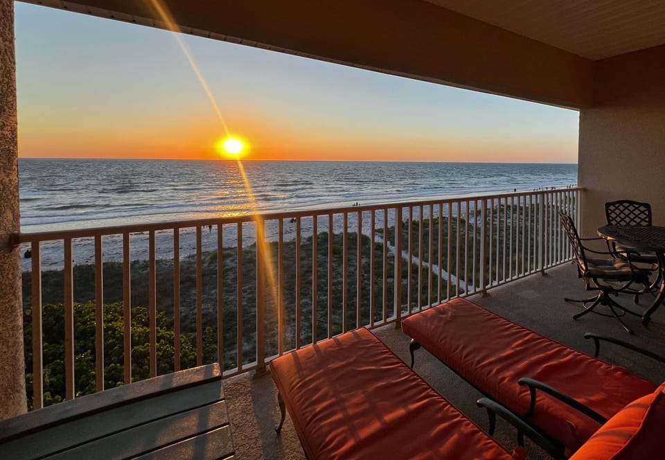 Gorgeous Indian Rocks Beach sunsets every night! Enjoy a top flo - Gorgeous Indian Rocks Beach sunsets every night! Enjoy a top floor view from the comfortable balcony.