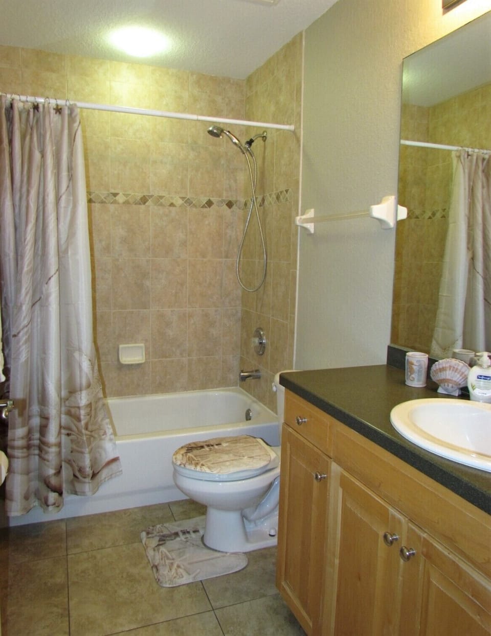 Guest bathroom with a tub/shower combo - Guest bathroom with a tub/shower combo
