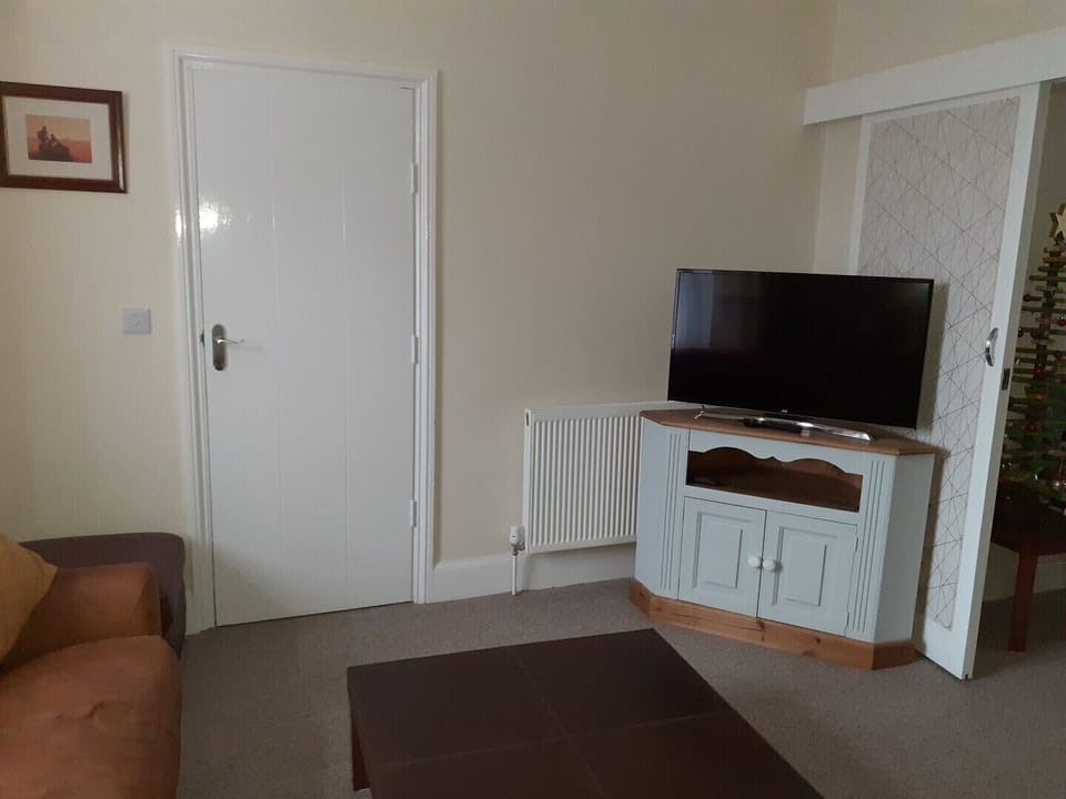 TV with FreeView and BlueRay player.