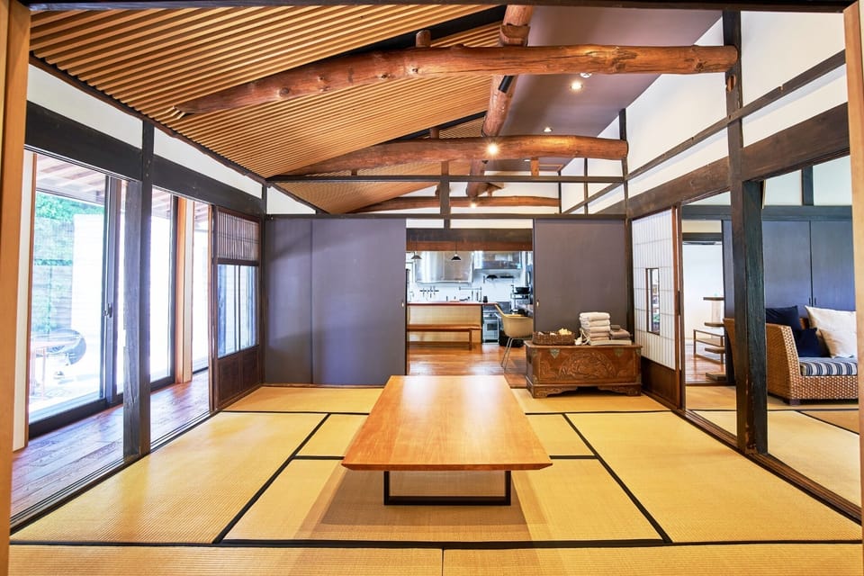 Japanese-style room on the wooden deck side exclusively for guests