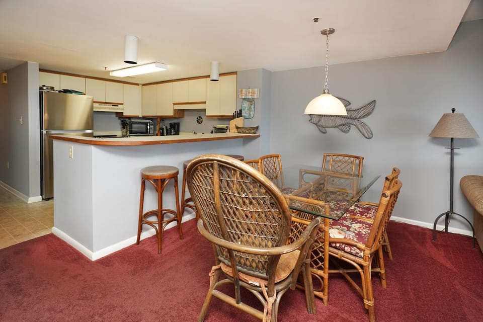 Sea Pointe 204 - oceanfront condo in Cherry Grove Beach in North Myrtle Beach | dining area | Thomas Beach Vacations