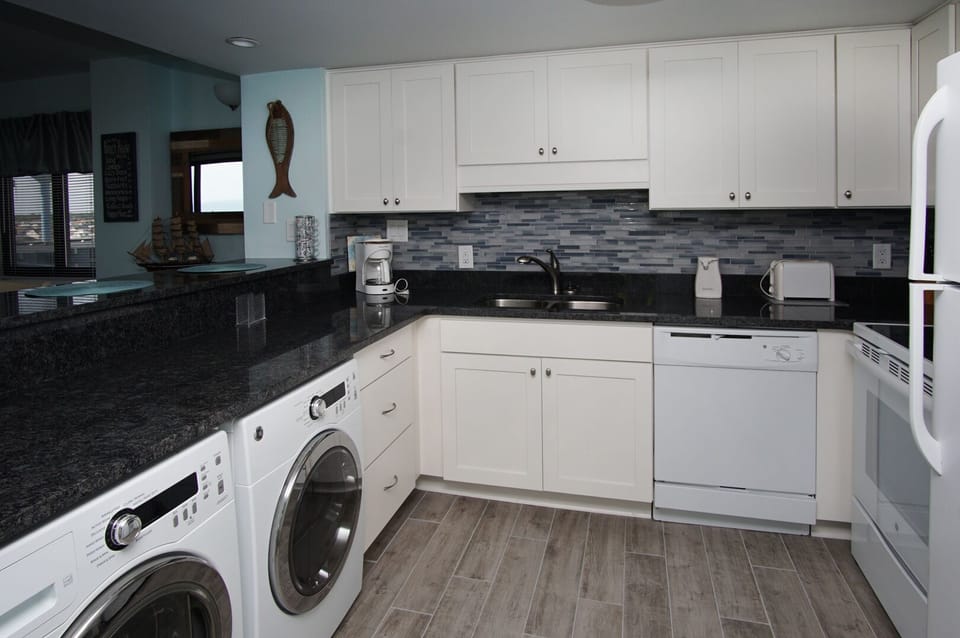 Sea Pointe 609 - oceanfront condo in Cherry Grove Beach in North Myrtle Beach | kitchen | Thomas Beach Vacations