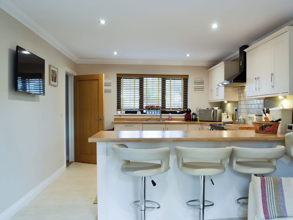 Well presented kitchen area with breakfast bar | Ty Glyndwr, Lower Cwm-twrch, near Ystradgynlais
