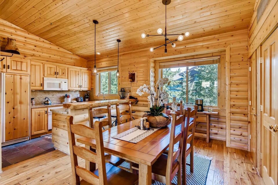 Kitchen and Dining B453