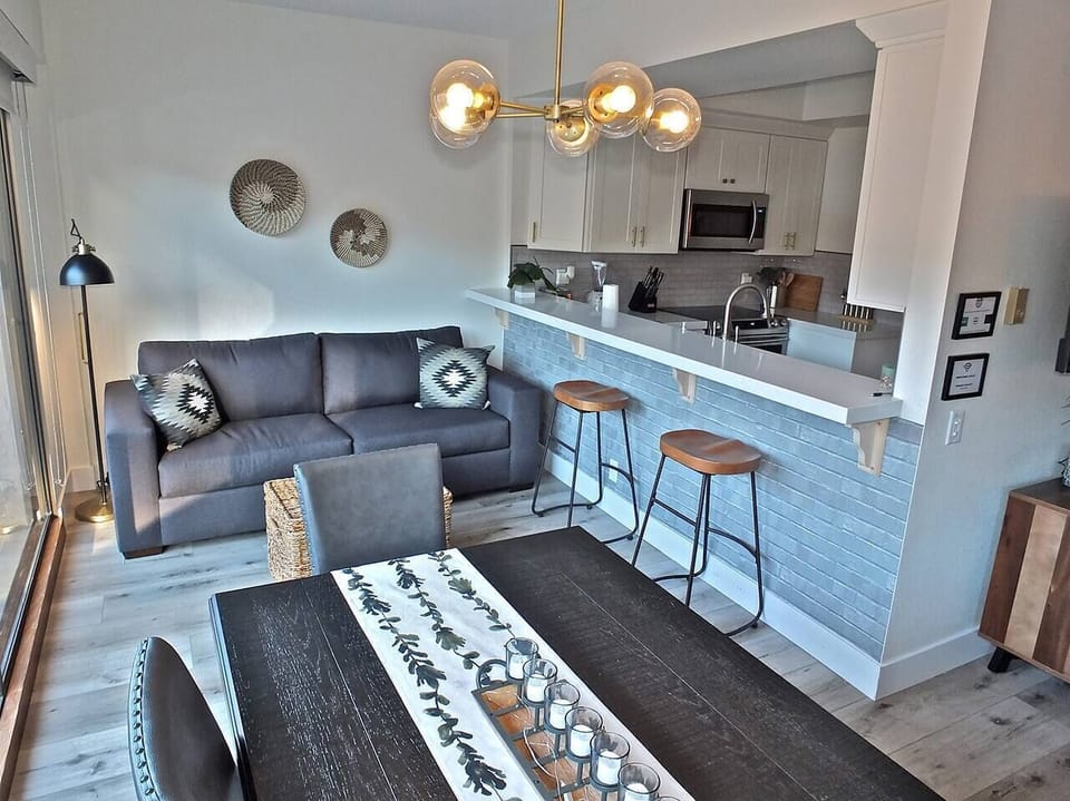 B37:  Conversation Area, Breakfast Bar, 