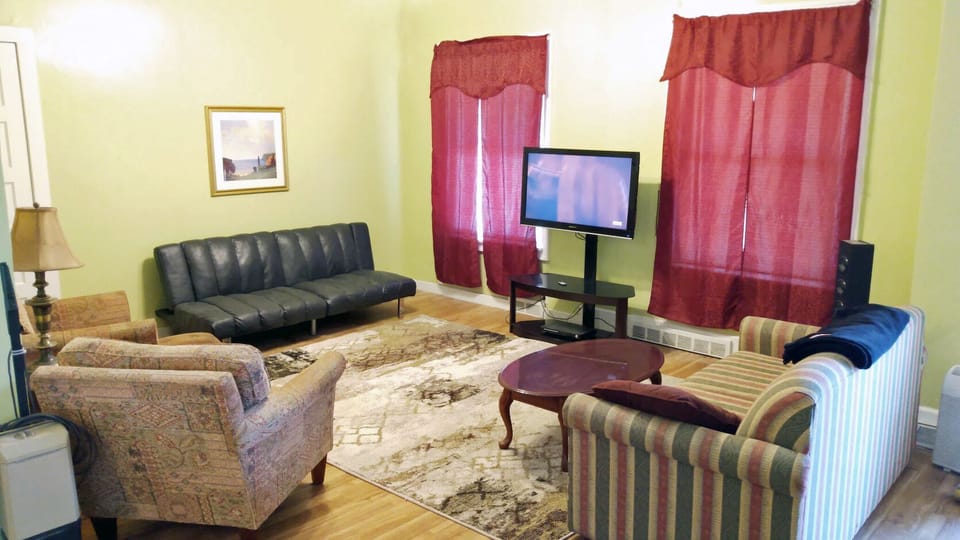 Living Room with 42in Smart-TV +Full-size pullout couch + Full-size Futon