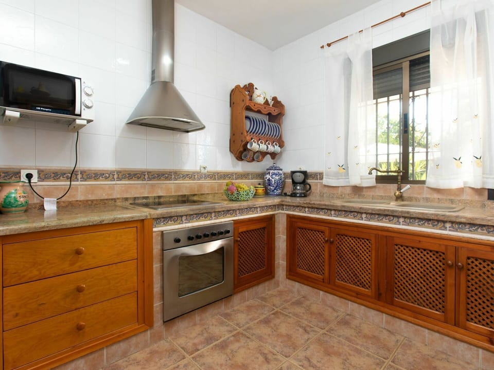 Cabinetry, Countertop, Tap, Property, Sink, Kitchen Sink, Plumbing Fixture, Kitchen, Window, Plant