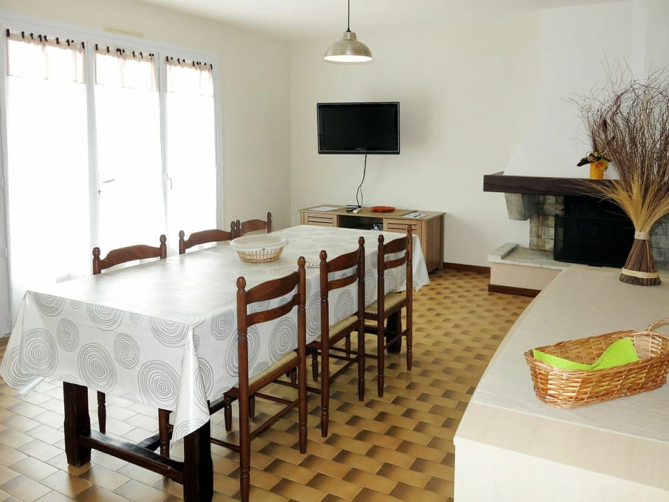 Room, Property, Furniture, Interior Design, Floor, Building, Dining Room, Table, Wall, House