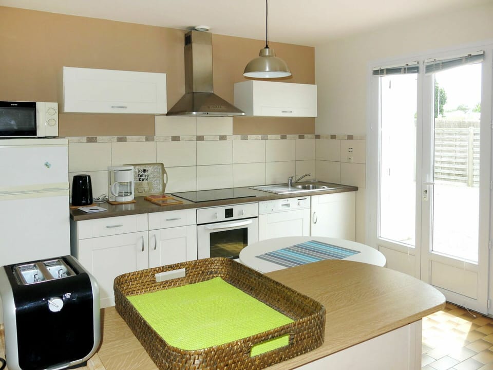 Room, Countertop, Furniture, Kitchen, Property, Interior Design, Cabinetry, House, Building, Kitchen Stove