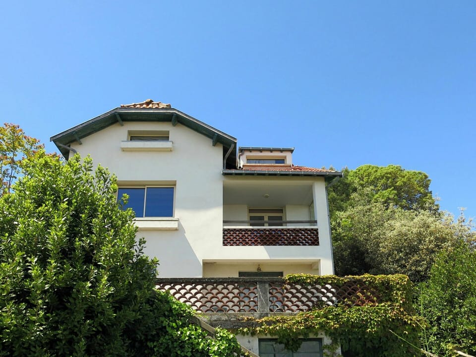 Sky, Building, Plant, Window, House, Tree, Residential Area, Cottage, Real Estate, Facade
