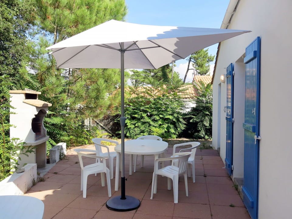 Umbrella, Property, Shade, Patio, Building, Canopy, Outdoor Table, Furniture, Real Estate, Table