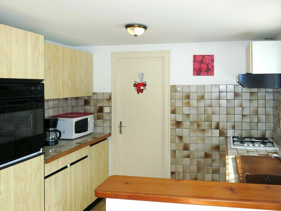 Countertop, Room, Kitchen, Property, Cabinetry, Furniture, Interior Design, Floor, Building, Tile