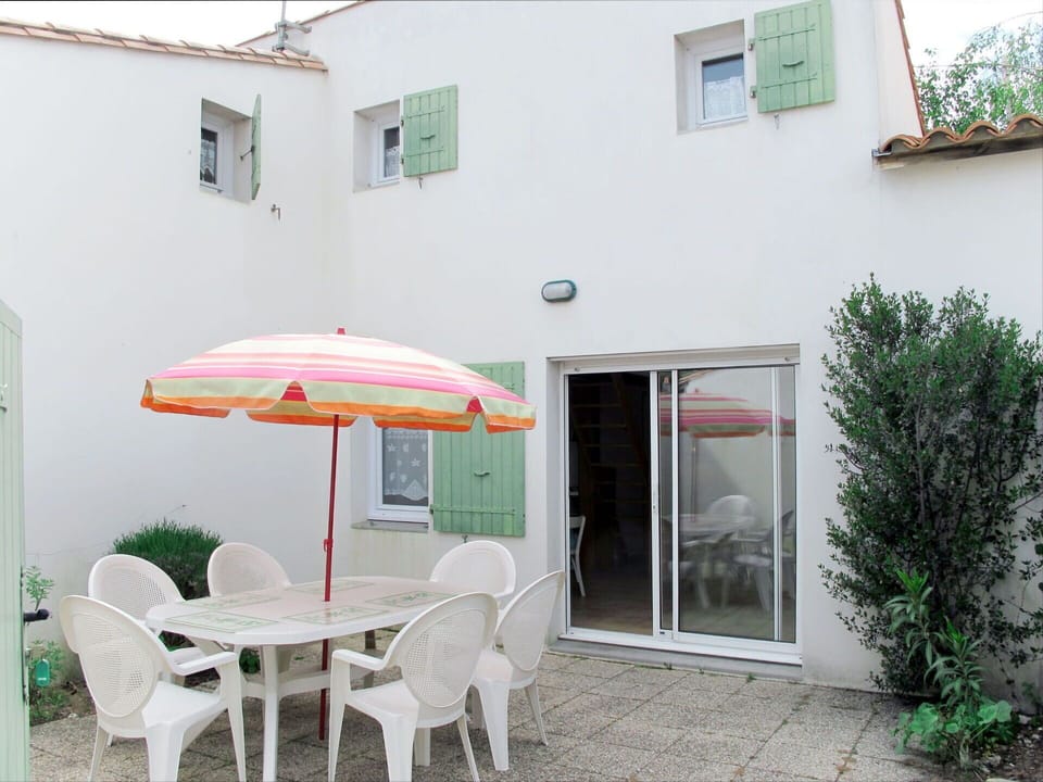 Plant, Table, Building, Property, Furniture, Umbrella, White, Chair, Window, Outdoor Table