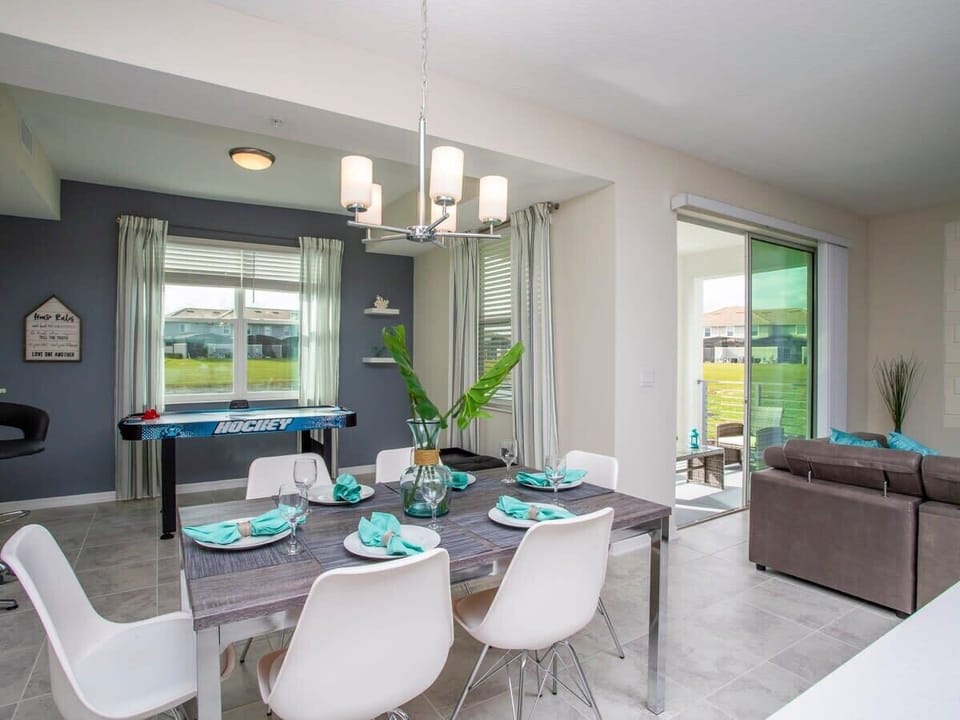 Dining Room up to 6 Seated plus 3 counter