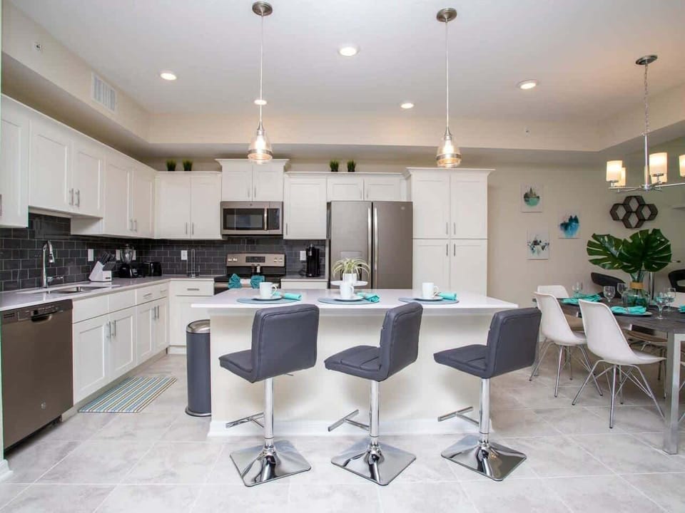 Fully equipped kitchen with island 