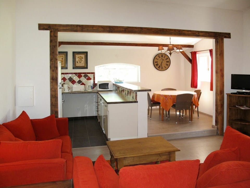 Room, Furniture, Living Room, Property, Interior Design, Building, House, Table, Ceiling, Floor