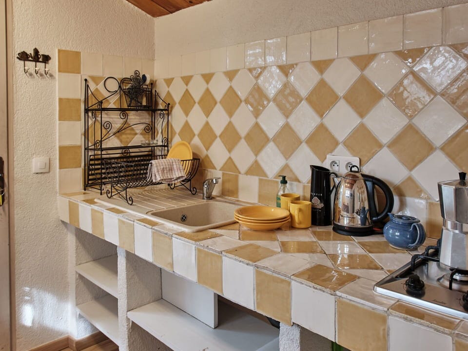 Countertop, Cabinetry, Tap, Sink, Plumbing Fixture, Kitchen, Wood, Home Appliance, Interior Design, Architecture