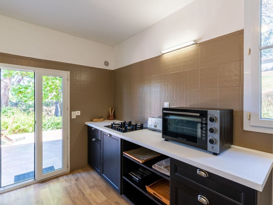 Cabinetry, Property, Countertop, Furniture, Building, Drawer, Window, Kitchen Stove, Wood, Home Appliance