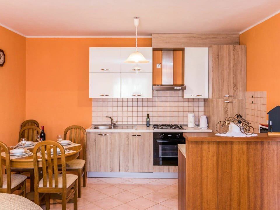 Room, Furniture, Kitchen, Property, Cabinetry, Countertop, Building, Interior Design, House, Floor