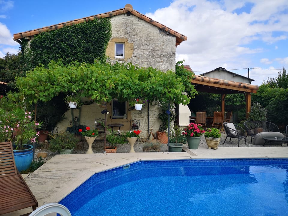 Gite, pool and outdoor dining area