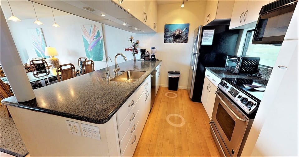 The Hawaiian Ocean / Beach Front Maui Penthouse Kitchen