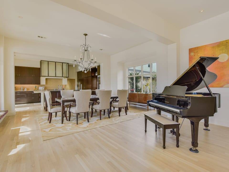 Piano-Dining