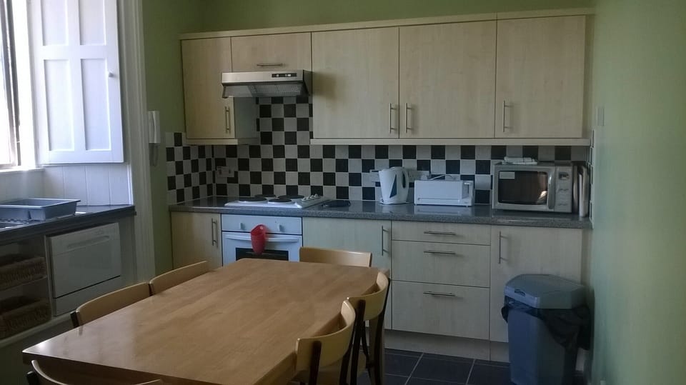 Full kitchen with dishwasher and washing machine